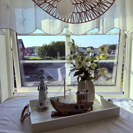 Cozy Seaside Cabin In The Heart Of Bud Bud