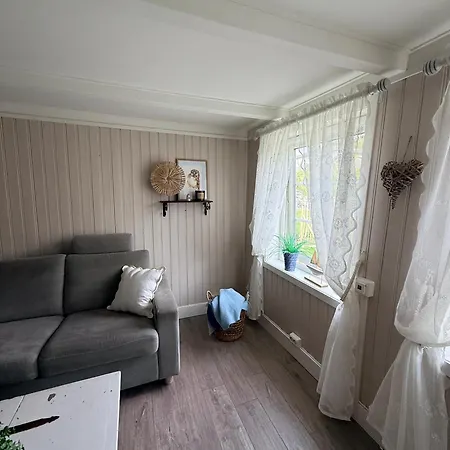 Cozy Seaside Cabin In The Heart Of Bud דירה