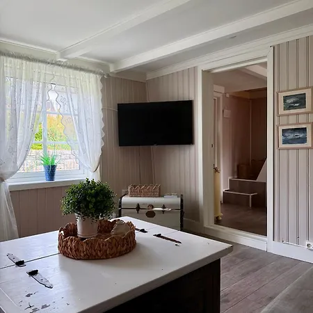 דירה Cozy Seaside Cabin In The Heart Of Bud Bud